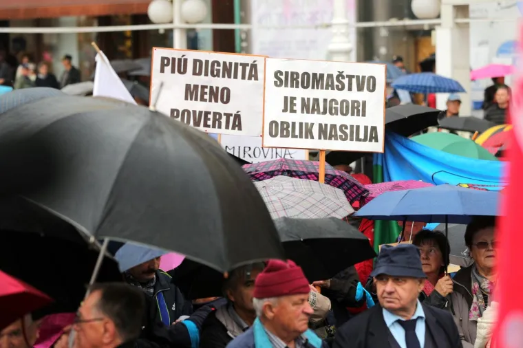 Sindikat umirovljenika Hrvatske traži povećanje mirovina svim umirovljenima nakon 1. siječnja 1999. za 19 posto, promjenu modela obiteljske mirovine, uvođenje minimalne mirovine u visini od najmanje 50 posto bruto minimalne plaće, uvođenje državne naknade za starije osobe koje nisu stekle mirovinu, novi model usklađivanja mirovina i ukidanje zakona kojim se uvodi porez na nekretnine dok se ne urede zemljišne i posjedovne knjige.