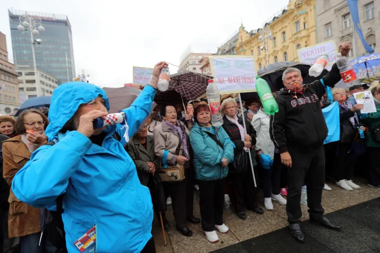 Prosvjed umirovljenika na Trgu bana Josipa Jelačića koji se održava u još pet hrvatskih gradova pod geslom "Zaustavimo siromaštvo i poniženje u starosti" u organizaciji Sindikata umirovljenika Hrvatske (SUH).