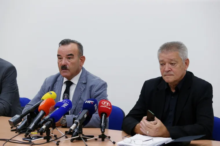 IZVANREDNA KONFERENCIJA HOS-A: Potvrđeno premještanje ploče s natpisom 'Za dom spremni'