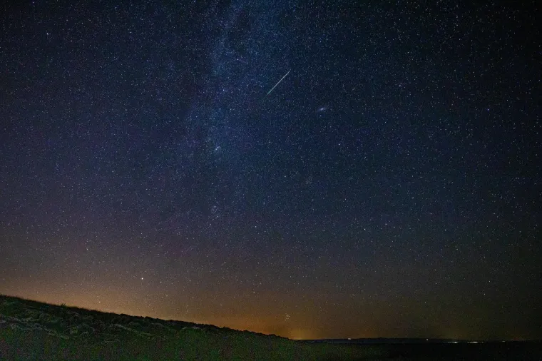 Suze svetog Lovre, poznate i kao perzeidi, &quot;zvijezde padalice&quot; ili &quot;nebeske krijesnice&quot;, jedan su od najpoznatijih i najpopularnijih meteorskih rojeva koji oduševljava ljubitelje astronomije širom svijeta. 
