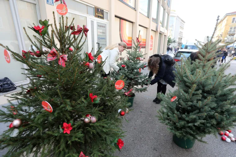 Na Jelačić trgu u Zagrebu jelka je podignuta, mašnice su ovješene, a ni Rijeka ne kasni s ukrašavanjem!