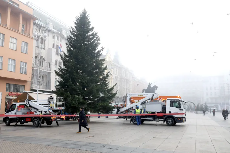 Na Jelačić trgu u Zagrebu jelka je podignuta, mašnice su ovješene, a ni Rijeka ne kasni s ukrašavanjem!