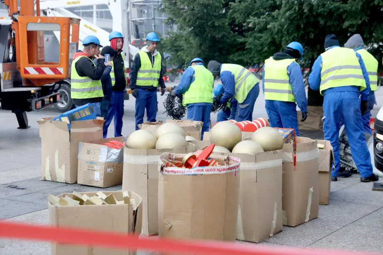 Na Jelačić trgu u Zagrebu jelka je podignuta, mašnice su ovješene, a ni Rijeka ne kasni s ukrašavanjem!