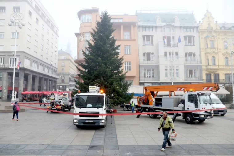 Na Jelačić trgu u Zagrebu jelka je podignuta, mašnice su ovješene, a ni Rijeka ne kasni s ukrašavanjem!
