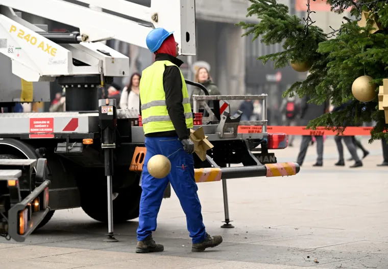 Na Jelačić trgu u Zagrebu jelka je podignuta, mašnice su ovješene, a ni Rijeka ne kasni s ukrašavanjem!
