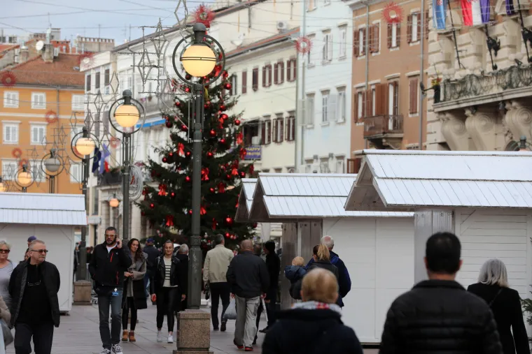 Na Jelačić trgu u Zagrebu jelka je podignuta, mašnice su ovješene, a ni Rijeka ne kasni s ukrašavanjem!