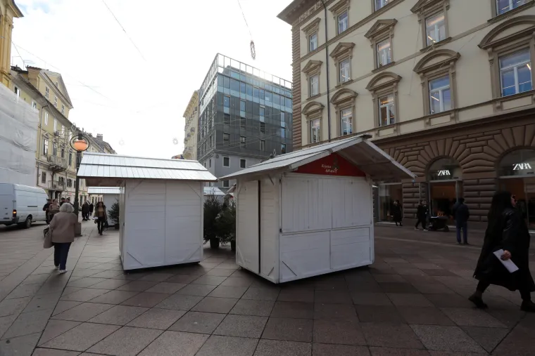 Na Jelačić trgu u Zagrebu jelka je podignuta, mašnice su ovješene, a ni Rijeka ne kasni s ukrašavanjem!