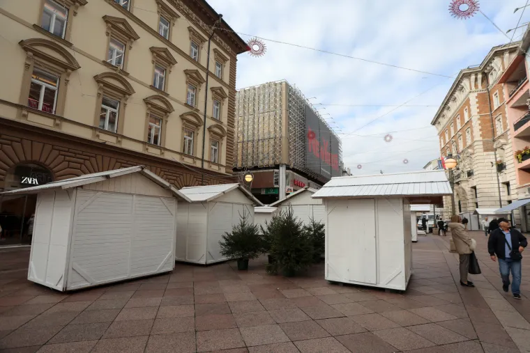 Na Jelačić trgu u Zagrebu jelka je podignuta, mašnice su ovješene, a ni Rijeka ne kasni s ukrašavanjem!