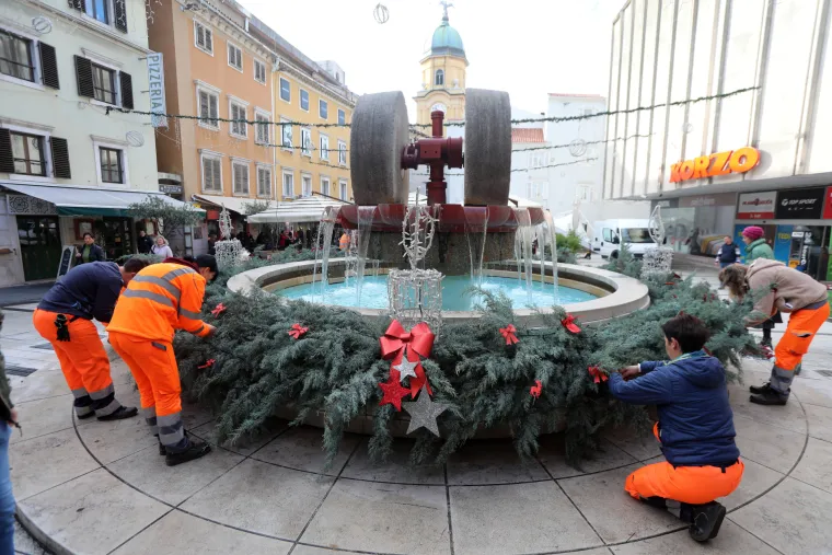 Na Jelačić trgu u Zagrebu jelka je podignuta, mašnice su ovješene, a ni Rijeka ne kasni s ukrašavanjem!