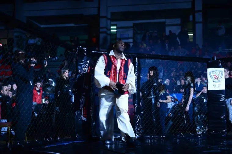 Munja Fighting Championship (MFC), borilačka priredba po MMA pravilima, održana je u subotu u zagrebačkoj Kutiji šibica. Domaćin večeri bio je slavni borac Bob Sapp, a događaj je okupio i neka poznata lica poput veslača Valenta Sinkovića i pjevača Nereda.