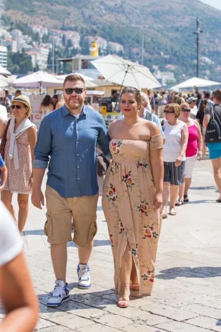 23.08.2017., Stradun, Dubrovnik - Hrvatska plus size manekenka Lucija Lugomer i njezin zarucnik Danijel Grlic provode svoj odmor u Dubrovniku i sad vec s  planovima za ulazak u bracnu luku nakon sto ju je prije par dana njezin dugogodisnji decko zaprosio bas u Dubrovniku. 
Photo: Grgo Jelavic/PIXSELL