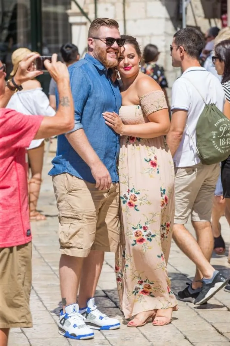 23.08.2017., Stradun, Dubrovnik - Hrvatska plus size manekenka Lucija Lugomer i njezin zarucnik Danijel Grlic provode svoj odmor u Dubrovniku i sad vec s  planovima za ulazak u bracnu luku nakon sto ju je prije par dana njezin dugogodisnji decko zaprosio bas u Dubrovniku. 
Photo: Grgo Jelavic/PIXSELL