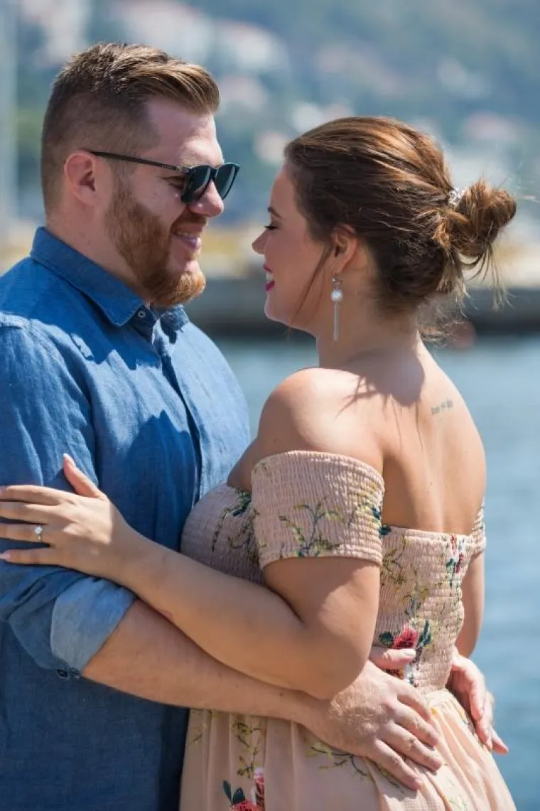 23.08.2017., Stradun, Dubrovnik - Hrvatska plus size manekenka Lucija Lugomer i njezin zarucnik Danijel Grlic provode svoj odmor u Dubrovniku i sad vec s  planovima za ulazak u bracnu luku nakon sto ju je prije par dana njezin dugogodisnji decko zaprosio bas u Dubrovniku. 
Photo: Grgo Jelavic/PIXSELL