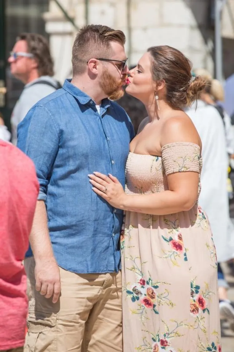23.08.2017., Stradun, Dubrovnik - Hrvatska plus size manekenka Lucija Lugomer i njezin zarucnik Danijel Grlic provode svoj odmor u Dubrovniku i sad vec s  planovima za ulazak u bracnu luku nakon sto ju je prije par dana njezin dugogodisnji decko zaprosio bas u Dubrovniku. 
Photo: Grgo Jelavic/PIXSELL