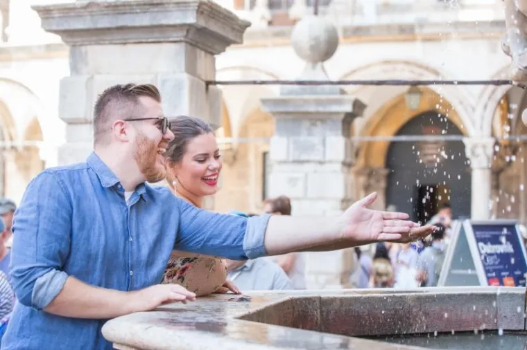 23.08.2017., Stradun, Dubrovnik - Hrvatska plus size manekenka Lucija Lugomer i njezin zarucnik Danijel Grlic provode svoj odmor u Dubrovniku i sad vec s  planovima za ulazak u bracnu luku nakon sto ju je prije par dana njezin dugogodisnji decko zaprosio bas u Dubrovniku. 
Photo: Grgo Jelavic/PIXSELL