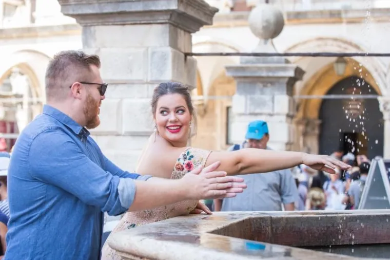 23.08.2017., Stradun, Dubrovnik - Hrvatska plus size manekenka Lucija Lugomer i njezin zarucnik Danijel Grlic provode svoj odmor u Dubrovniku i sad vec s  planovima za ulazak u bracnu luku nakon sto ju je prije par dana njezin dugogodisnji decko zaprosio bas u Dubrovniku. 
Photo: Grgo Jelavic/PIXSELL