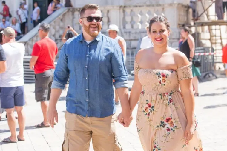 23.08.2017., Stradun, Dubrovnik - Hrvatska plus size manekenka Lucija Lugomer i njezin zarucnik Danijel Grlic provode svoj odmor u Dubrovniku i sad vec s  planovima za ulazak u bracnu luku nakon sto ju je prije par dana njezin dugogodisnji decko zaprosio bas u Dubrovniku. 
Photo: Grgo Jelavic/PIXSELL