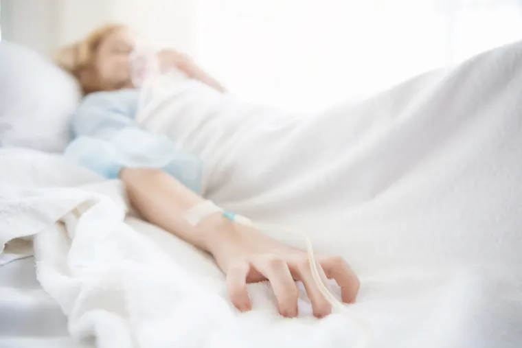 5. &quot;Otišla sam u bolnicu sa zatajenjem bubrega. Sjećam se da je medicinska sestra rekla: &apos;Uh...&apos;, ruka mi se zagrijala, a tata mi je pomaknuo glavu kako ne bih vidjela krv. Sljedeće čega se sjećam je to da sam u bolničkom krevetu, jurim pustinjom brzinom od preko 60 kilometara na sat. Vidjela sam razne čudne stvari, posebno Ronalda McDonalda. Moj bolnički krevet bi se škripom zaustavio, a u dnevnoj sobi je bio netko koga sam poznavala. Kad sam se probudila, vidjela sam čestitke i cvijeće od svih tih ljudi čije sam dnevne sobe posjećivala u komi. Moja baka, dobri prijatelji i bivši treneri. Čudno, dnevne sobe su uvijek bile trozidne. Jedan zid bi falio, a iza tog zida bila je pustinja. Razgovarali bismo malo o bog zna čemu, a onda bi me ponovno povukli natrag u pustinju. To se događalo svaki put iznova. Ponekad bi se ponovno pojavile iste dnevne sobe, ali su gotovo sve bile jedinstvene. Probudila sam se 13 dana kasnije i bilo je nadrealno, pogotovo jer je većina čestitki došla od ljudi koji me nisu smjeli posjećivati ​​na intenzivnoj njezi pa su mi slali dobre želje pismenim putem, a ne osobno.&quot;