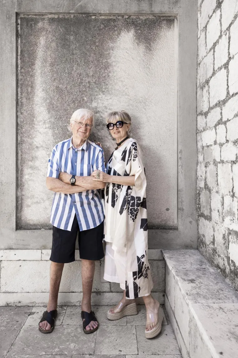 Nakon četiri godine veze, Saša ju zaprosio: &quot;Presudno je bilo ljetovanje na Ibizi ‘92. u srpnju baš kad je i Sašin rođendan i gdje me zaprosio. Moj muž ne priča puno, ali zna puno toga reći u malo riječi. Kad smo slavili njegov rođendan, predložio mi je: ‘Ajmo tvoj rođendan proslaviti tako da se vjenčam&apos;. Moj je, naime, krajem kolovoza i pristala sam da se ne predomisli&quot;, ispričala je Tihana.