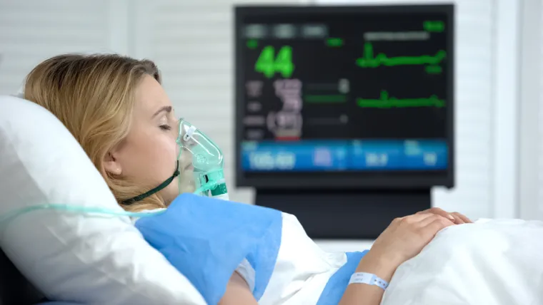 9. &quot;Bila sam u medicinski induciranoj komi dva tjedna zbog svinjske gripe. Zbog TV-a koji je radio u mojoj sobi i lijekova koje su mi davali sam imala najviše filmskih snova koje sam ikada doživjela. Vijest o povlačenju Oprah u mirovinu mi je ušla u mozak kao da sanjam o spašavanju kitova s ​​njom u potopljenom Chicagu. Tijekom moje kome, Oprah je najavila da završava show Oprah Winfrey. Bila sam jako uznemirena kad sam to kasnije saznala. U međuvremenu, u mojim snovima smo imali ručak sa šampanjcem. Bilo je izvrsno. Bila sam i superheroj koji je mogao letjeti i borio se protiv mojih neprijatelja tijekom vulkana.
Onda sam se probudila, i ne samo da nisam mogla letjeti, nego me je moja prijateljica Oprah izdala i otišla u mirovinu. Bila sam slomljena.&quot;