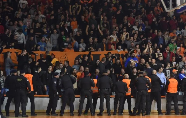 SCENE KOJE NIKOME NE IDU NA ČAST: Policija i redari morali smirivati vruće navijačke glave