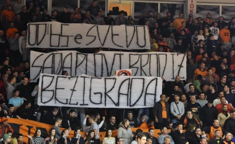 SCENE KOJE NIKOME NE IDU NA ČAST: Policija i redari morali smirivati vruće navijačke glave