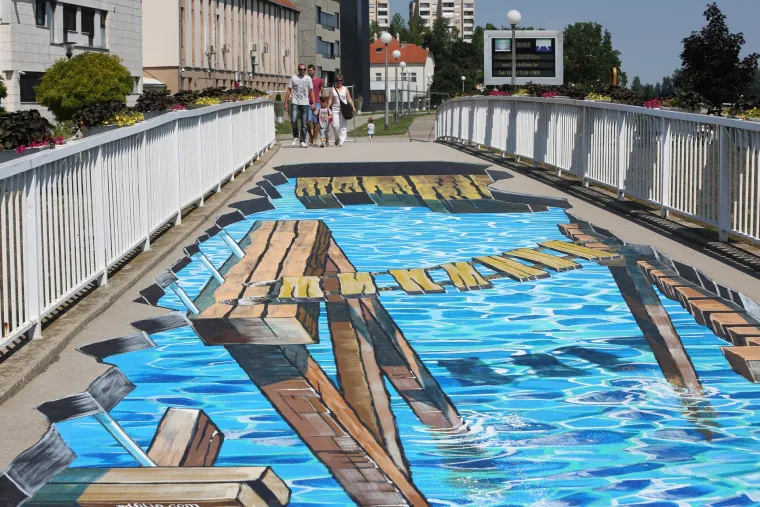 Nova turistička atrakcija u Vukovaru: 3D crtež drvenog mosta oduševljava prolaznike koji prelaze preko Vuke