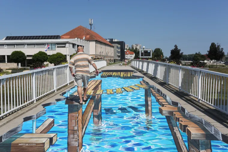 Nova turistička atrakcija u Vukovaru: 3D crtež drvenog mosta oduševljava prolaznike koji prelaze preko Vuke