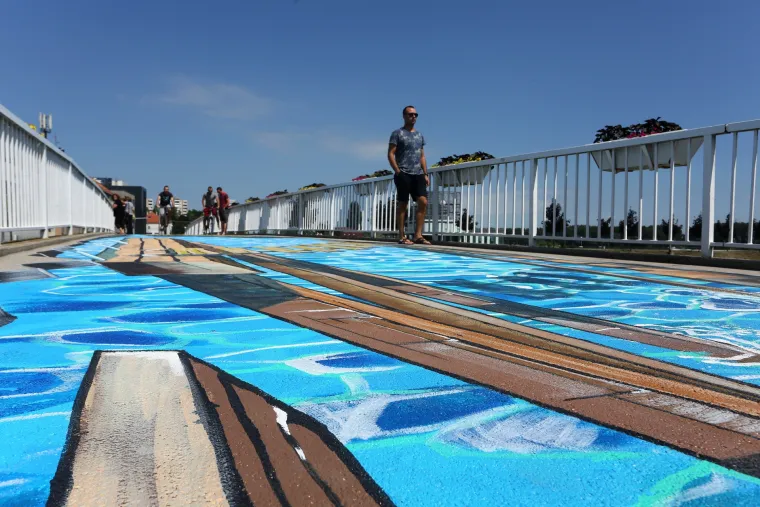Nova turistička atrakcija u Vukovaru: 3D crtež drvenog mosta oduševljava prolaznike koji prelaze preko Vuke