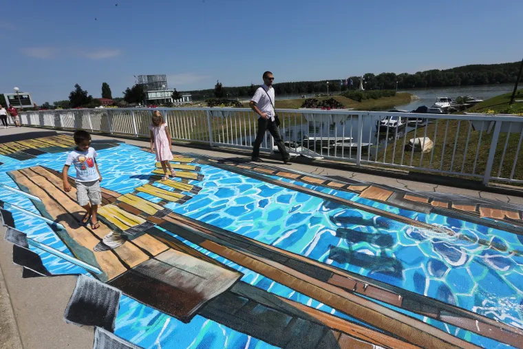 Nova turistička atrakcija u Vukovaru: 3D crtež drvenog mosta oduševljava prolaznike koji prelaze preko Vuke