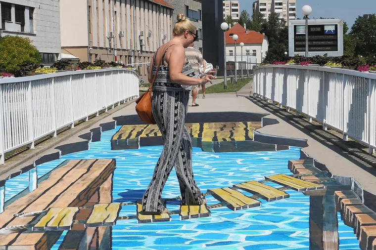Nova turistička atrakcija u Vukovaru: 3D crtež drvenog mosta oduševljava prolaznike koji prelaze preko Vuke