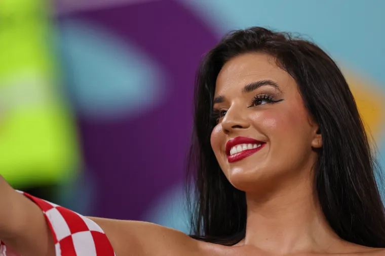 Ludilo prije početka utakmice! Posebnu pažnju privukla jedna navijačica: Pogledajte atmosferu