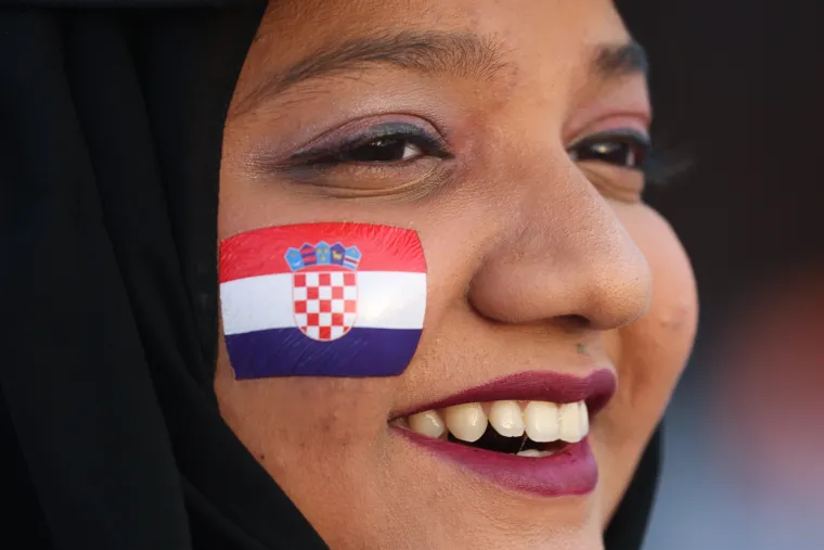 Ludilo prije početka utakmice! Posebnu pažnju privukla jedna navijačica: Pogledajte atmosferu