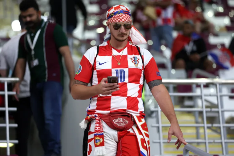 Ludilo prije početka utakmice! Posebnu pažnju privukla jedna navijačica: Pogledajte atmosferu