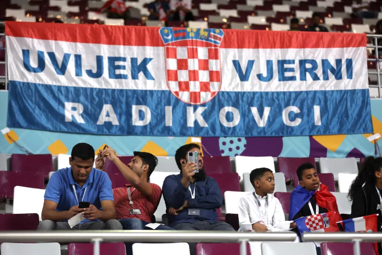 Ludilo prije početka utakmice! Posebnu pažnju privukla jedna navijačica: Pogledajte atmosferu