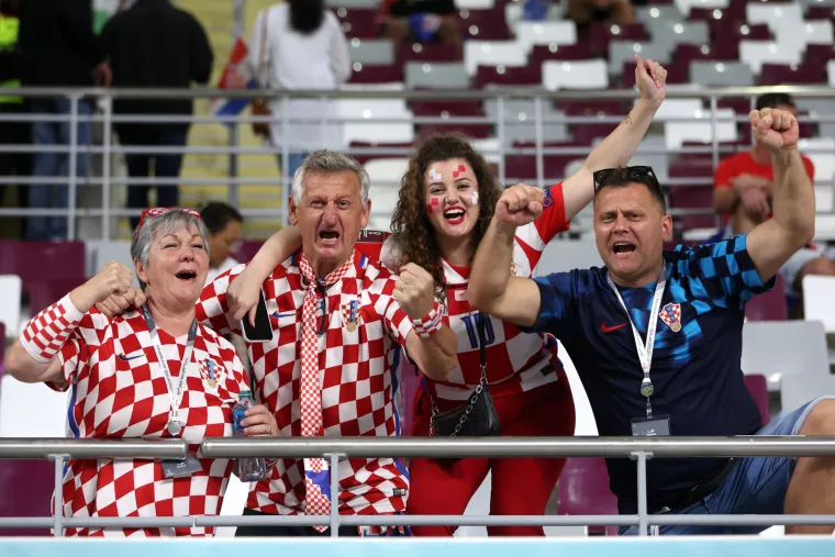 Ludilo prije početka utakmice! Posebnu pažnju privukla jedna navijačica: Pogledajte atmosferu