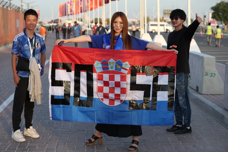 Ludilo prije početka utakmice! Posebnu pažnju privukla jedna navijačica: Pogledajte atmosferu