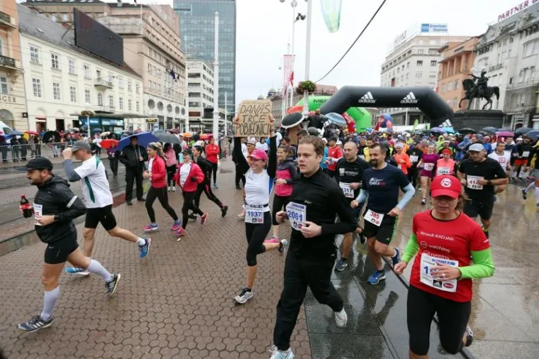 U nedjelju je održan 24. Zagrebački maraton. Po kiši i niskoj temperaturi trčalo je nekoliko tisuća rekreativaca i profesionalnih sportaša, a bilo je i bosonogih natjecatelja.