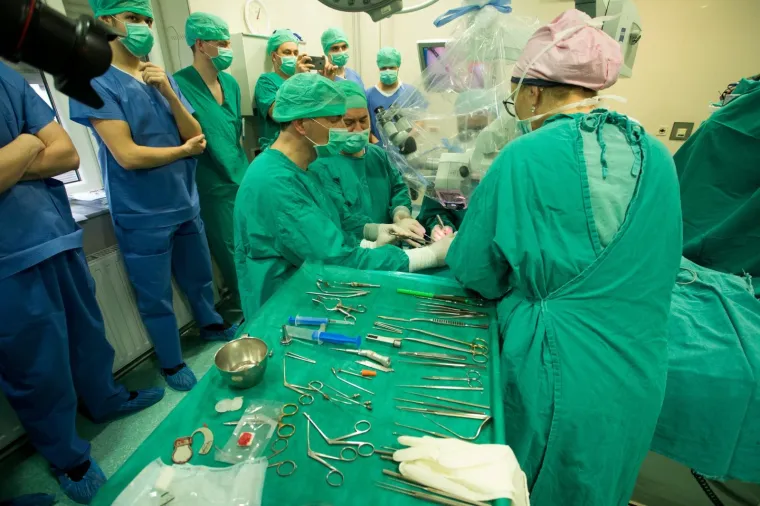 Veliki uspjeh hrvatskih liječnika: Ugrađena prva obostrana umjetna pužnica četverogodišnjoj djevojčici!