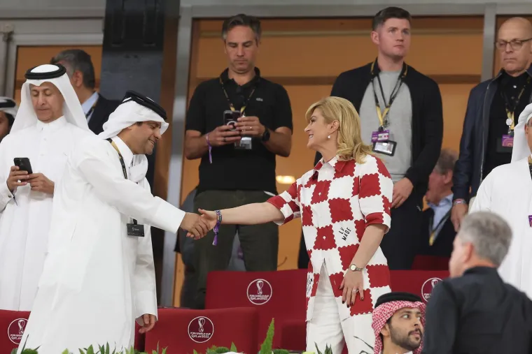 Kolinda opet ukrala sve poglede: U Louis Vuitton košulji na kockice uživala u utakmici Brazila i Švicarske