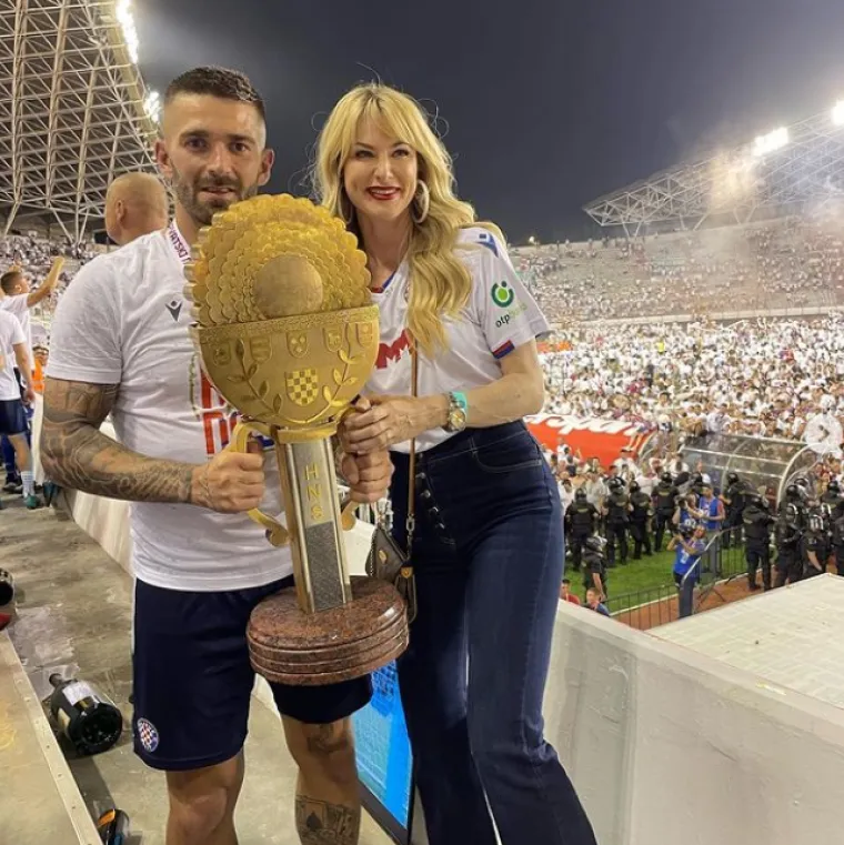 Iris i Marko upoznali su se prije više od deset godina, u Splitu, kroz zajedničke prijatelje. Njihov prvi susret nije odmah nagovještavao veliku ljubav, no nakon nekoliko razgovora i izlazaka, postalo je jasno da između njih postoji posebna povezanost.