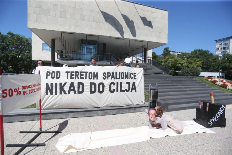Zelena akcija u ulozi Bandića kao puža ukazala na problem gospodarenja otpadom