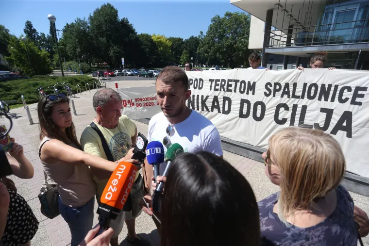 Zelena akcija u ulozi Bandića kao puža ukazala na problem gospodarenja otpadom