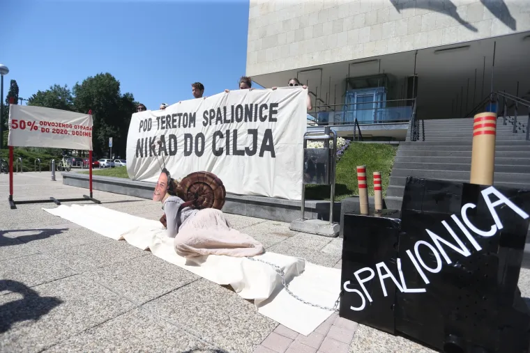 Zelena akcija u ulozi Bandića kao puža ukazala na problem gospodarenja otpadom