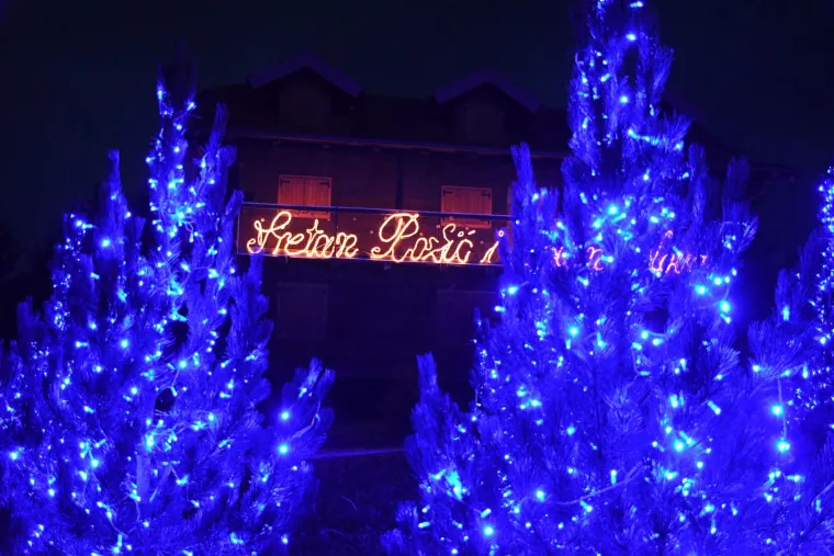 Otvoren Advent obitelji Salaj. Milijunima lampica osvijetljeni vilenjaci, snjegovići, sobovi...