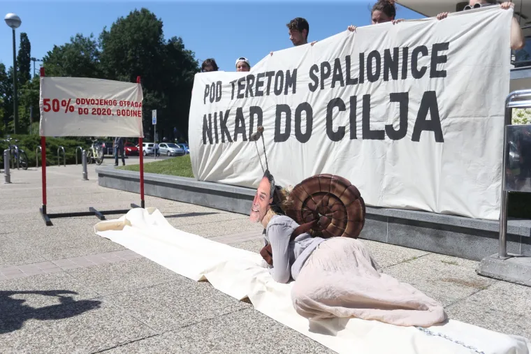 Zelena akcija u ulozi Bandića kao puža ukazala na problem gospodarenja otpadom