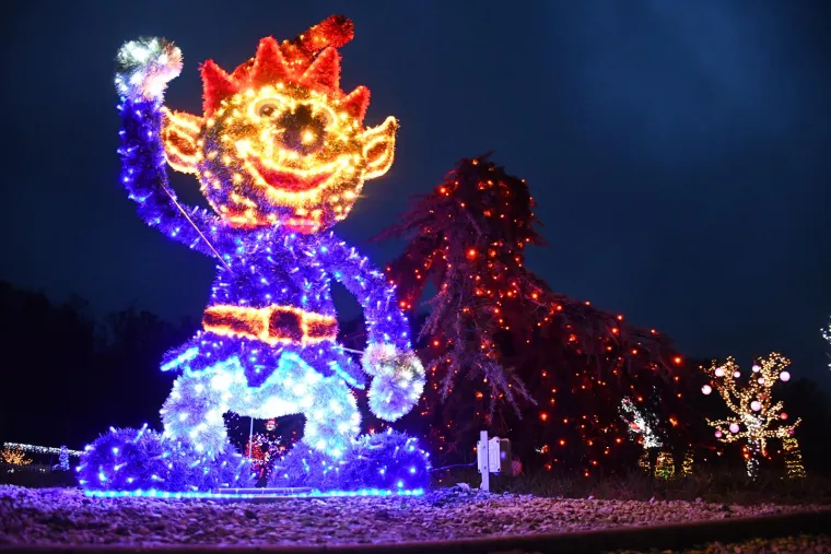 Otvoren Advent obitelji Salaj. Milijunima lampica osvijetljeni vilenjaci, snjegovići, sobovi...