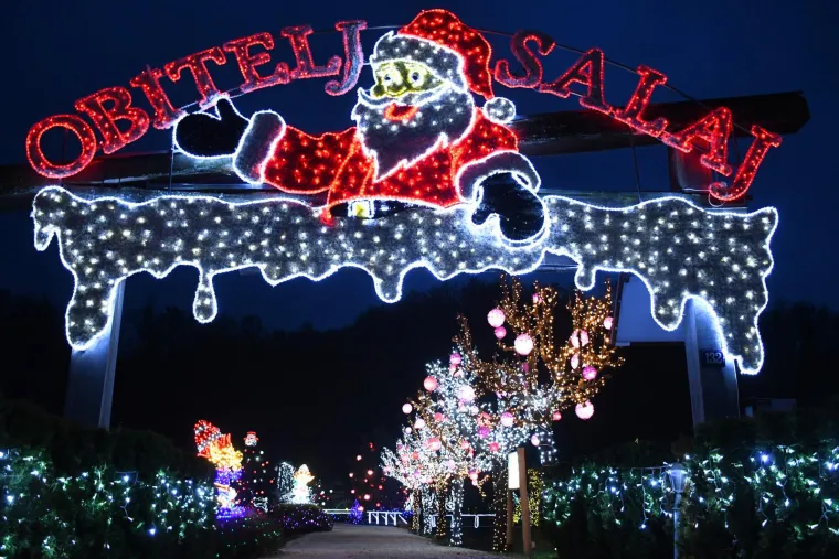Otvoren Advent obitelji Salaj. Milijunima lampica osvijetljeni vilenjaci, snjegovići, sobovi...