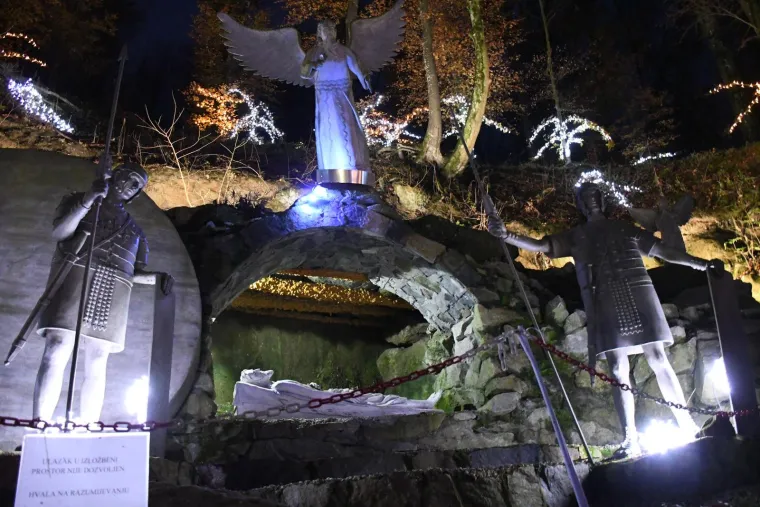 Otvoren Advent obitelji Salaj. Milijunima lampica osvijetljeni vilenjaci, snjegovići, sobovi...