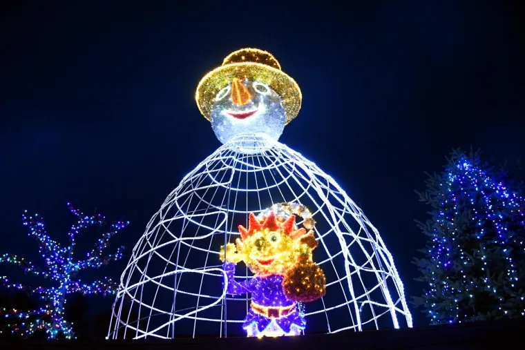 Otvoren Advent obitelji Salaj. Milijunima lampica osvijetljeni vilenjaci, snjegovići, sobovi...